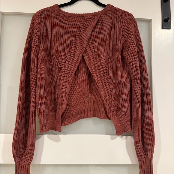 Split back cropped sweater - Picture 2 of 5